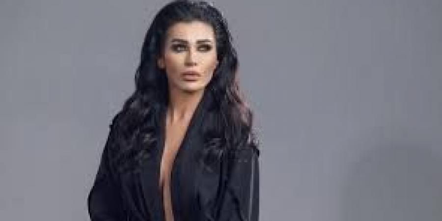 طلع
      الانثى
      اللي
      فيا..
      نادين
      الراسي
      تعلن
      ارتباطها
      من
      خارج
      الوسط
      الفني