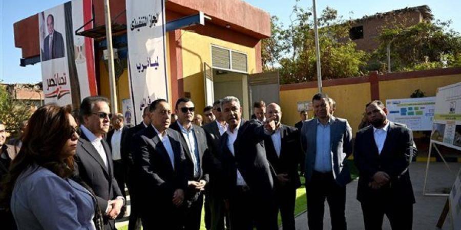 رئيس
      الوزراء
      يتفقد
      محطة
      رفع
      "الفهميين"
      للصرف
      الصحي