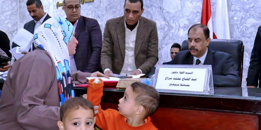 محافظ
      سوهاج
      يعقد
      اللقاء
      الجماهيري
      الأسبوعي
      للاستماع
      إلى
      شكاوى
      وطلبات
      المواطنين