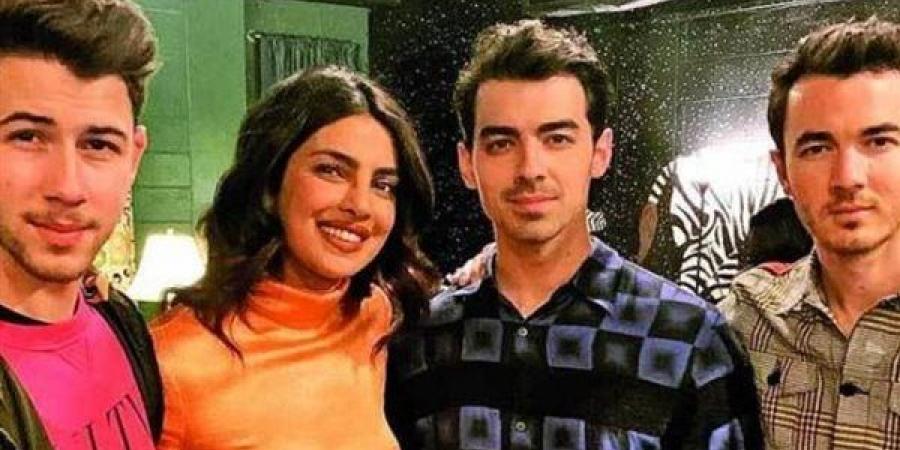 جوناس
      براذرز
      وبريانكا
      تشوبرا
      ينشرون
      أجواء
      بوليوود
      مرحة
      قبل
      العروض