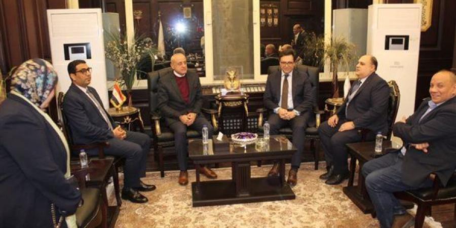 وزير
      الثقافة
      خلال
      لقائه
      محافظ
      الأقصر:
      سنتوسع
      في
      الأنشطة
      الداعمة
      للمواهب
      والتراث