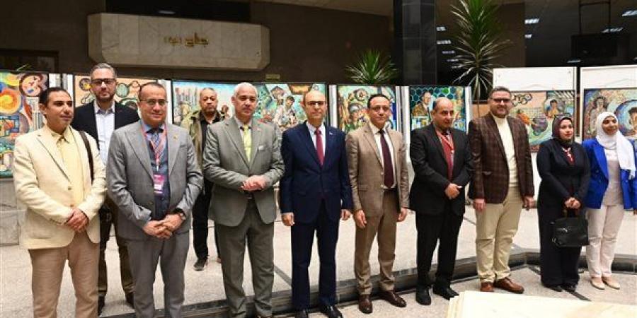 رئيس
      جامعة
      أسيوط
      يفتتح
      معرض
      مسابقة
      «موديل
      بالألوان
      الزيتية»
      لطلاب
      قسم
      التصوير