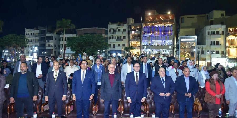 صور|
      بحضور
      وزير
      الثقافة..
      مهرجان
      الأقصر
      للتحطيب
      يختتم
      فعاليات
      دورته
      الــ15