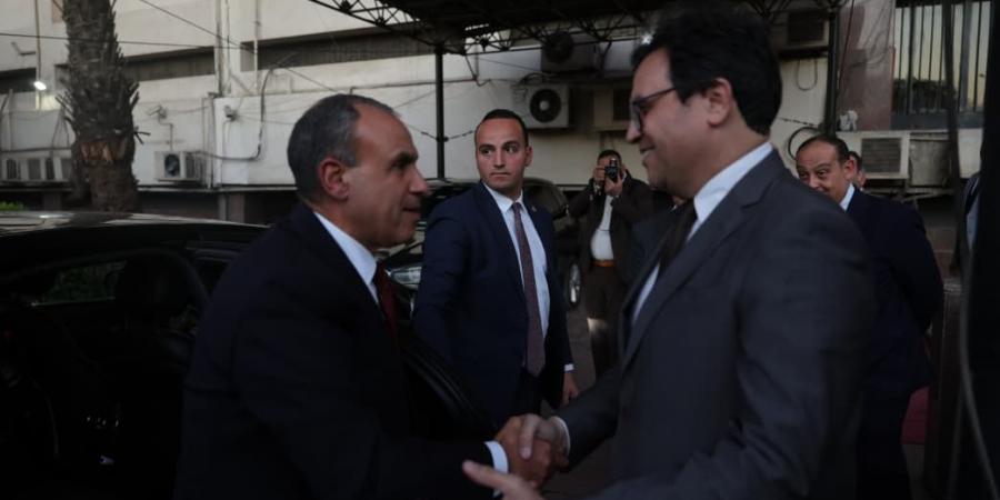 وزيرا
      الثقافة
      والخارجية
      يبحثان
      تعزيز
      الحضور
      الثقافي
      المصري
      دوليًا
      والتعاون
      المشترك
      بمعرض
      القاهرة
      للكتاب