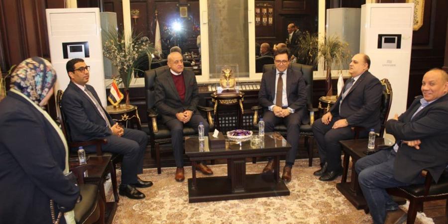 وزير
      الثقافة
      يلتقي
      محافظ
      الأقصر
      لبحث
      تكثيف
      التعاون