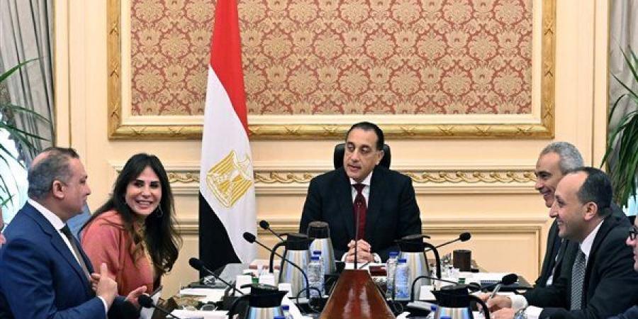 صديق
      يستعرض
      مشروعات
      إعادة
      إحياء
      مناطق
      القاهرة
      التاريخية
      قبل
      التطوير
      وبعده