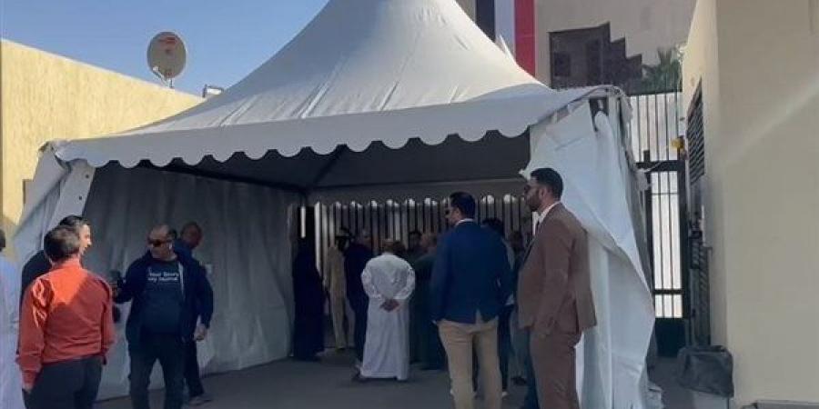 المصريون
      بالخارج
      يواصلون
      التصويت
      في
      جولة
      الإعادة
      لمجلس
      النواب