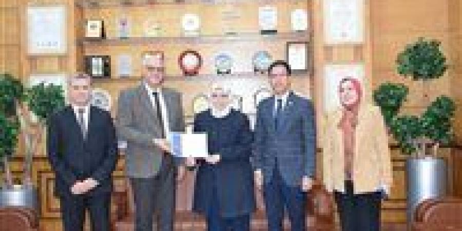 مجلس
      جامعة
      بنها
      يكرم
      الكليات
      الفائزة
      بمسابقة
      أفضل
      المواقع
      الإلكترونية