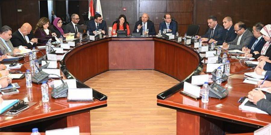 وزراء
      الصناعة
      والتخطيط
      والإسكان
      والمالية
      يبحثون
      تعزيز
      منظومة
      مرافق
      المناطق
      الصناعية
      في
      المحافظات