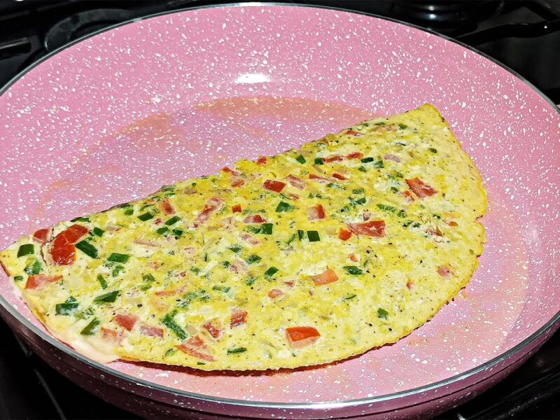 طريقة عمل أومليت بالخضار والجبن سهل وسريع