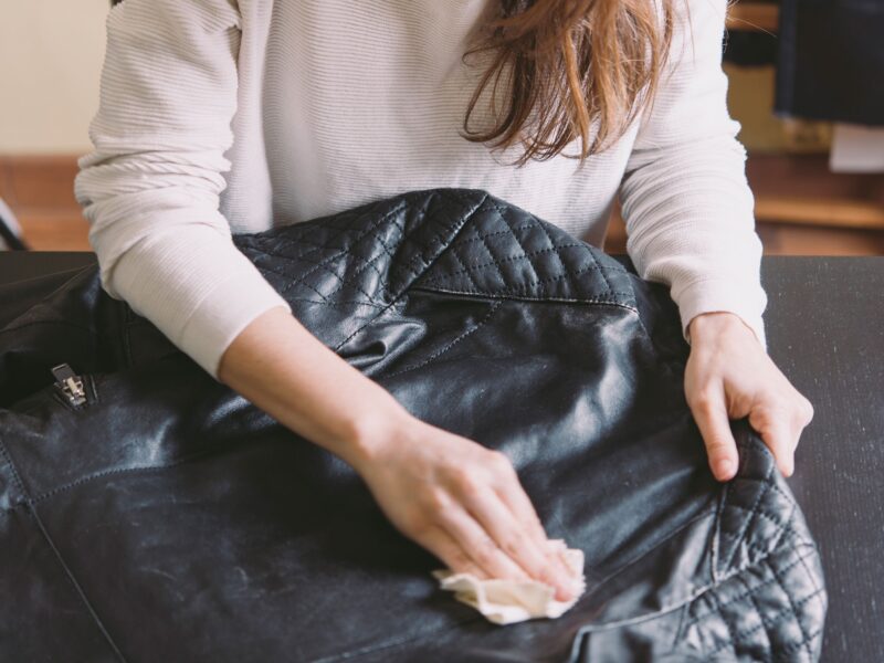 من غير ما يبوظ.. طرق مضمونة لتنظيف الجاكت الجلد فى البيت والحفاظ عليه سنين من غير تشقق