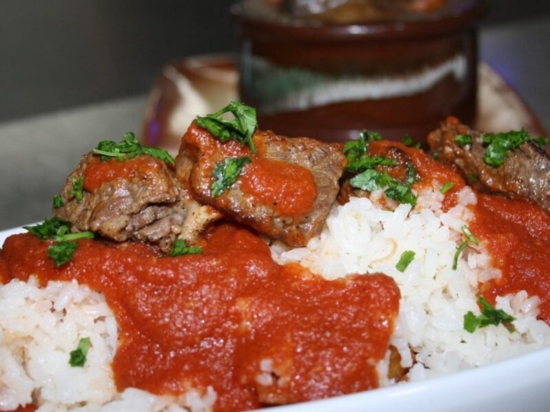 طريقة تحضير فتة لحمة بصوص خل وثوم تشبع وتفرح الكل