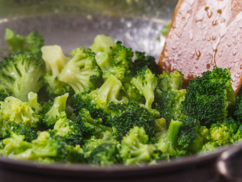 طريقة عمل بروكلي بالثوم وزيت الزيتون بطريقة صحية ومشبعة