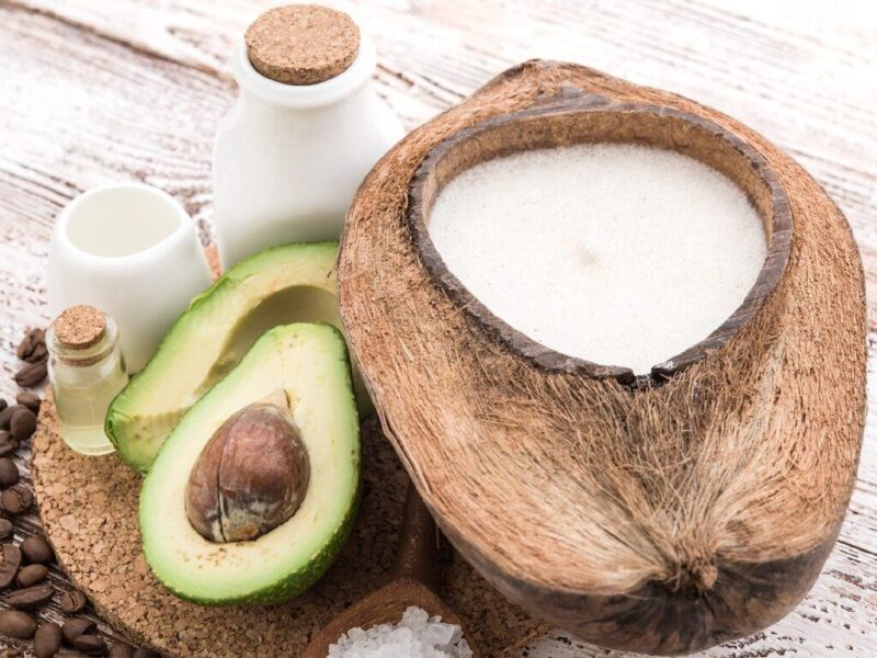 طريقة عمل ماسك الأفوكادو وزيت جوز الهند للترطيب العميق