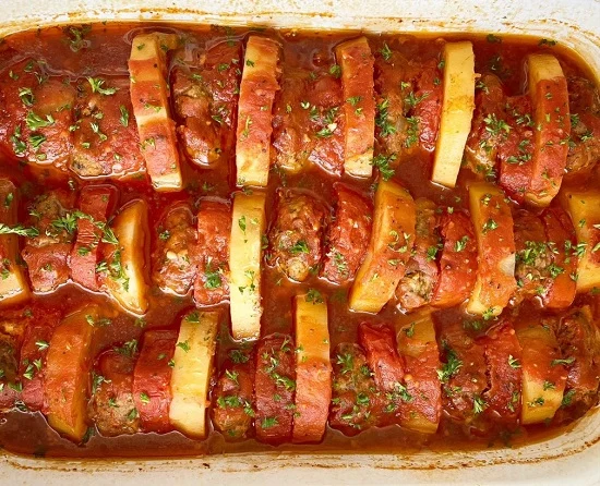 فطار سريع ولذيذ.. طريقة عمل كفتة البطاطس بالفرن مع صوص الطماطم